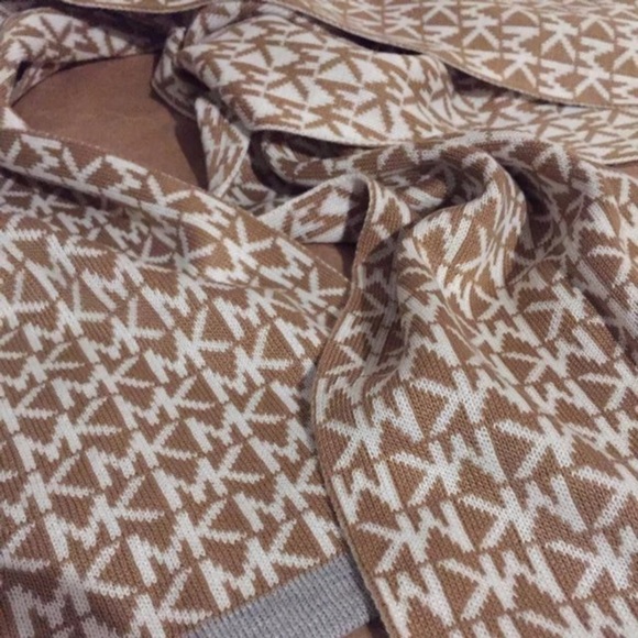 Authentic MK Michael kors monogram scarf - Picture 4 of 4